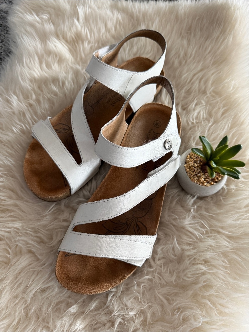 JosephSeibel TONGA 25 SANDALS White LEATHER AdjustStraps ConcaveHeelbed 1.5”Heel